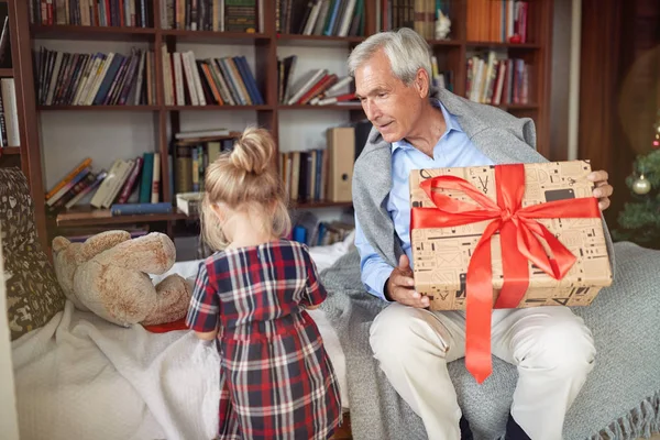 Grand Père Offrir Cadeau Célébrer Noël Avec Petite Fille — Photo