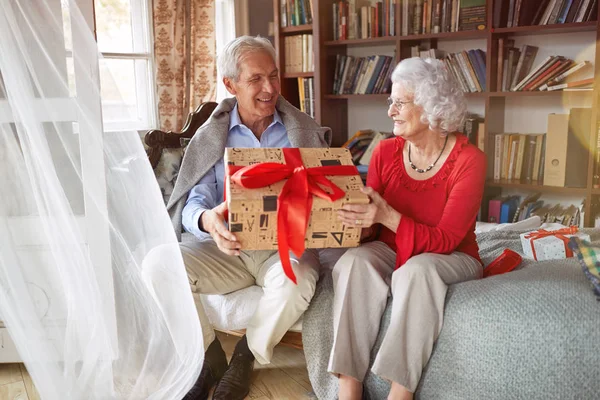 Encantador Casal Sênior Trocando Presentes Natal Casa — Fotografia de Stock