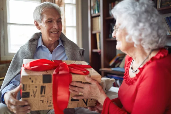 Couple Âgé Souriant Échangeant Des Cadeaux Noël Maison — Photo