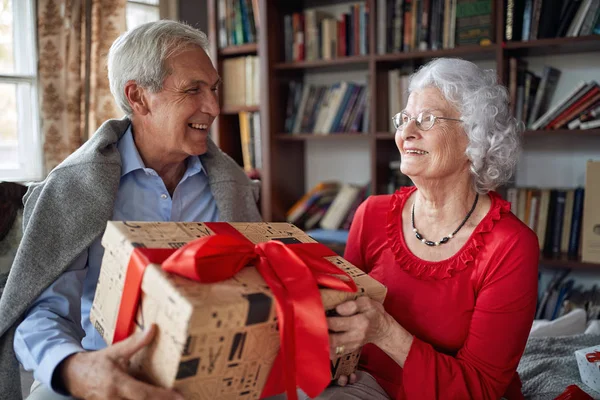 Senior Paar Uitwisseling Van Kerstmis Geschenken Thuis — Stockfoto
