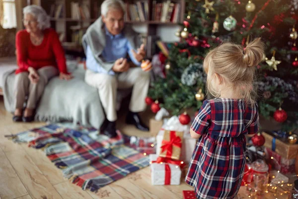 Aranyos Lány Van Játék Előtt Egy Díszített Karácsonyfa — Stock Fotó