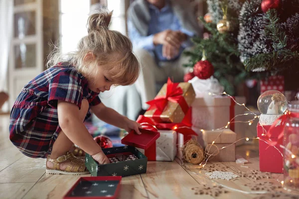 Menina Bonito Está Jogando Frente Uma Árvore Natal Decorada — Fotografia de Stock