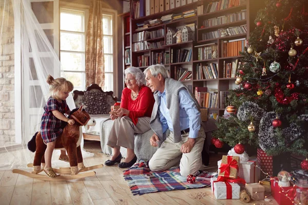 Neşeli Dedesi Birlikte Noel Için Oynayan Küçük Mutlu Kız — Stok fotoğraf