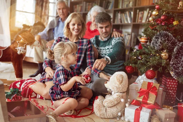 Vacaciones Concepto Celebración Familia Feliz Decora Árbol Navidad Juntos — Foto de Stock