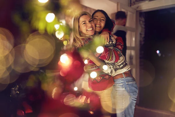 Heureuses Amies Embrassant Célébrant Noël — Photo