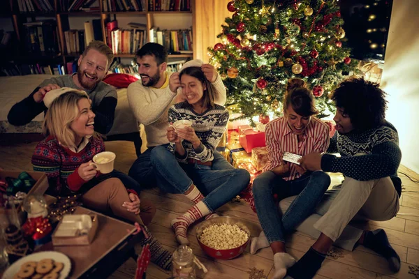 Grupo Amigos Felizes Com Presentes Uma Festa Natal — Fotografia de Stock