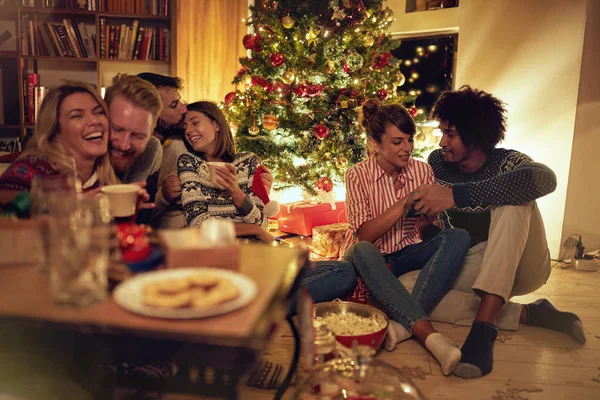 Fröhliche Und Glückliche Freunde Feiern Auf Der Weihnachtsfeier Hause — Stockfoto