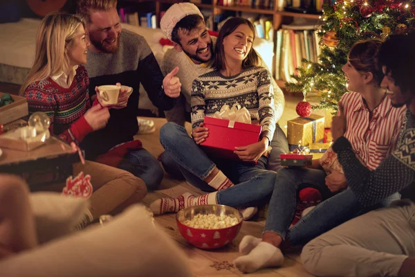 Pessoas Engraçadas Estão Compartilhando Presentes Com Decorações Natal — Fotografia de Stock