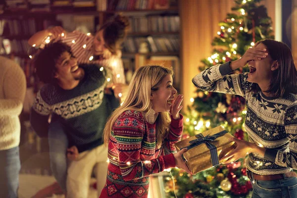 Happy Girl Surprising Her Friend Girl Romantic Present Christmas Concept — Stock Photo, Image