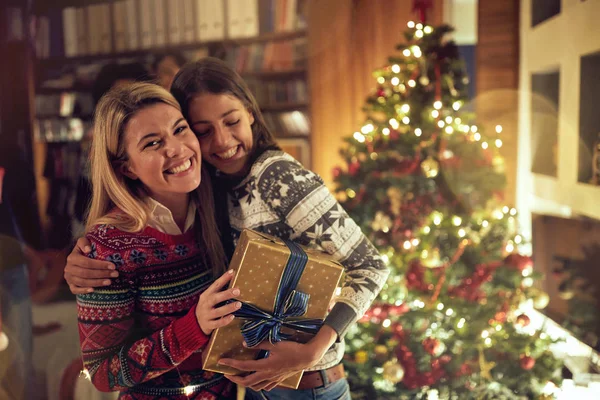 Amigos Felices Celebrando Navidad Año Nuevo Juntos —  Fotos de Stock