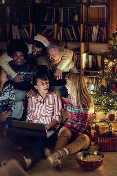 Amigos Multiétnicos Felices Viendo Películas Juntos Portátil Víspera Navidad — Foto de Stock