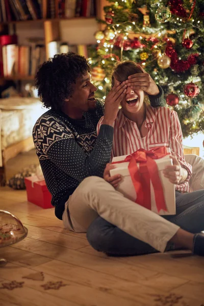 Romantische Verrassing Voor Kerstmis Jonge Man Vrouw Met Heden — Stockfoto