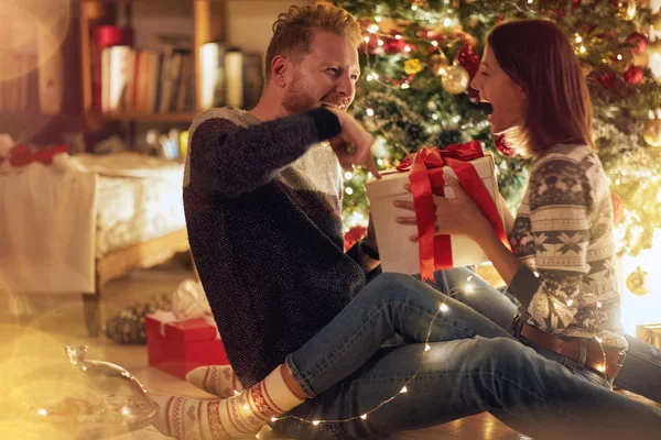 Fröhliches Junges Paar Mit Geschenk Genießt Gemeinsam Heiligabend — Stockfoto