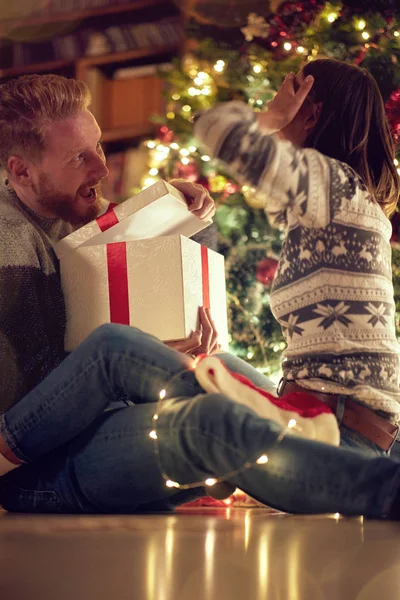 Hombre Romántico Tiene Sorpresa Navidad Para Novia — Foto de Stock