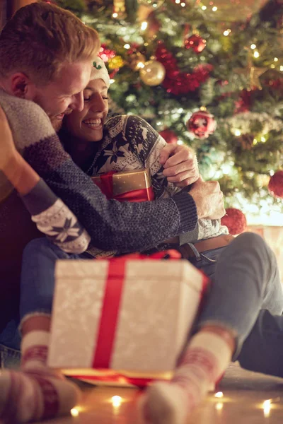 クリスマスの夜に恋のクリスマスイブ ロマンチックなカップルのためのギフト驚き — ストック写真