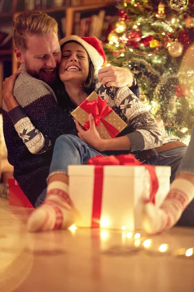 Amour Bonheur Pour Noël Concept Couple Souriant Amoureux Nuit Noël — Photo