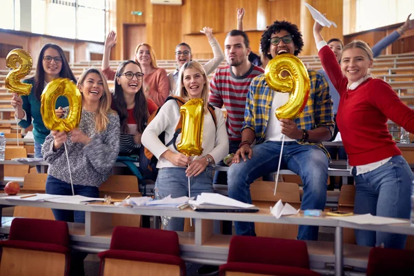 Усміхнені Студенти Проводять Вечірку Університеті Святкуючи Свято — стокове фото