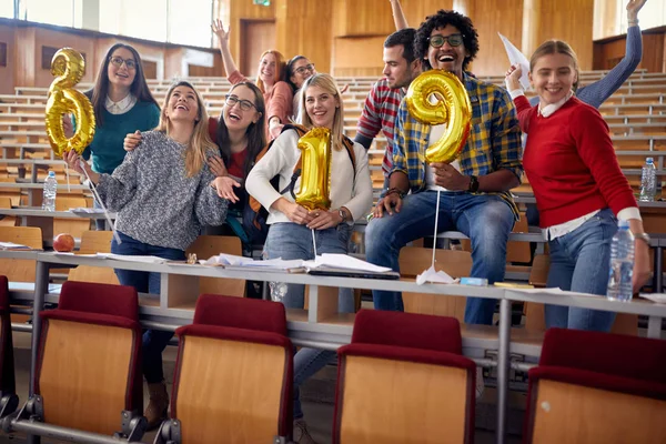 Giovani Amici Che Fanno Festa All Università Festeggiare Vacanze — Foto Stock