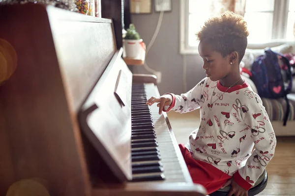 美丽的小女孩正在弹钢琴圣诞音乐 概念圣诞节 家庭幸福 — 图库照片