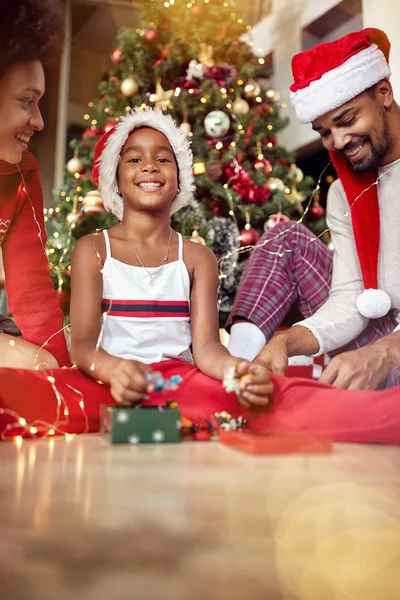 Boldog Család Otthon Díszített Karácsonyfa Előtt — Stock Fotó