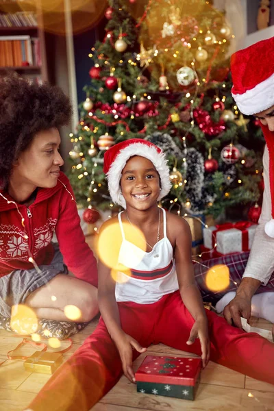 Ευτυχισμένη Οικογένεια Χαριτωμένο Κορίτσι Ανοίγει Ένα Δώρο Για Χριστούγεννα Πρωί — Φωτογραφία Αρχείου