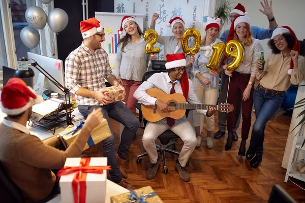 Eğlenceli Santa Şapka Birlikte Ofiste Noel Partisinde Dans Mutlu Işçi — Stok fotoğraf