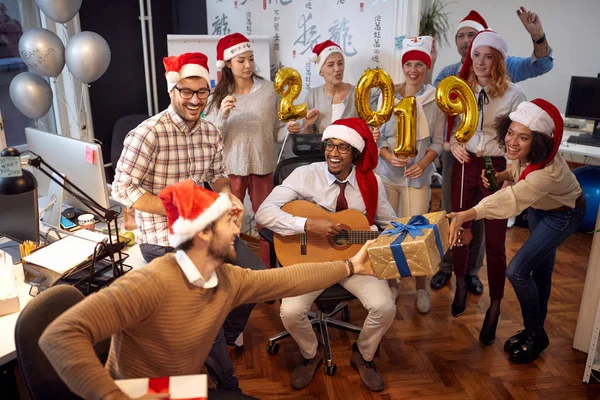 Usmívající Vedoucí Pracovníci Bavit Santa Hat Vánoční Večírek Výměna Dárků — Stock fotografie