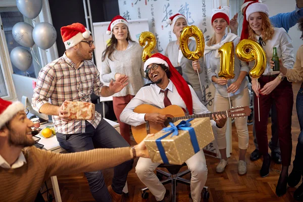 Mutlu Işçi Eğlenmek Santa Şapka Dans Noel Parti Ofis Hediyeleri — Stok fotoğraf