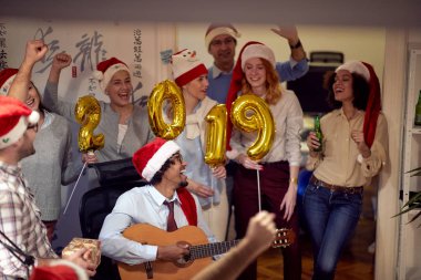 şarkı grup insanlar iş ile eğleniyor Noel kutlamaları