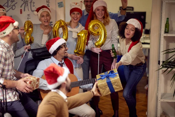 Ludzie Biznesu Szczęśliwy Mieć Zabawa Taniec Santa Hat Xmas Party — Zdjęcie stockowe