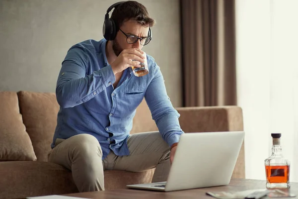 Hombre Negocios Está Bebiendo Whisky Mientras Trabaja Proyecto Negocios Una —  Fotos de Stock