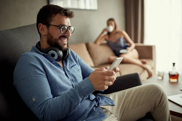 Jeune Homme Utilisant Téléphone Souriant Tout Étant Assis Sur Canapé — Photo