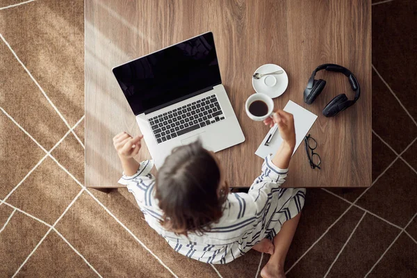 Jovem Mulher Relaxante Casa Com Computador Portátil Beber Café Vista — Fotografia de Stock