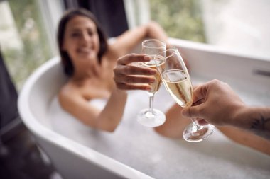 küvette birlikte rahatlatıcı küvet-genç çift şampanya içmek