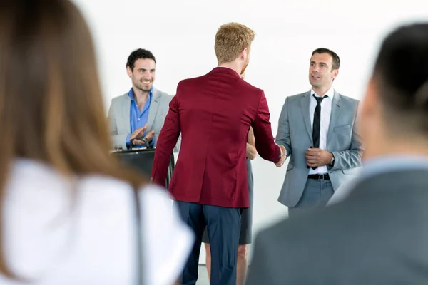 Obchodní Partneři Handshaking Vůdcem Znamení Úspěšného Obchodování — Stock fotografie