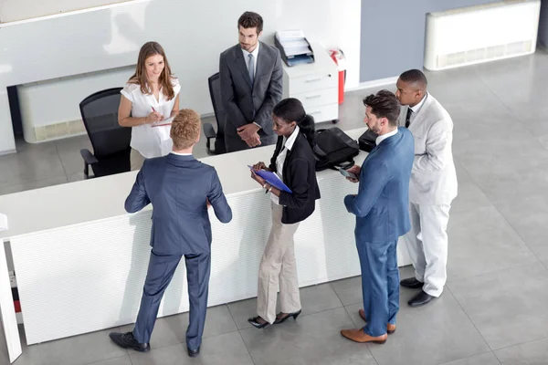 Professionele Mensen Gecontroleerd Bij Receptie Des — Stockfoto