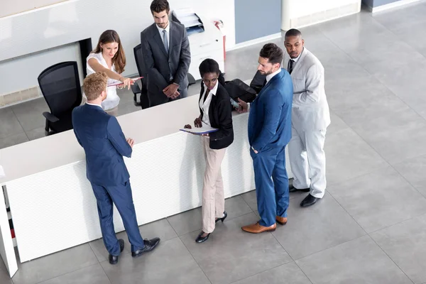 Giovane Donna Accoglienza Spiega Businessma — Foto Stock