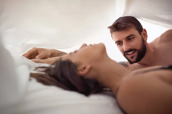 セックスのあるベッドで情熱的なカップル 若いです男と女作る愛でベッドルーム — ストック写真