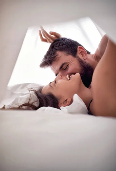 若い男性と女性の恋人は朝の欲望と愛とベッドの上でセックスします セックスのカップル セックス — ストック写真
