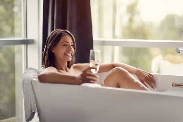 Schöne Junge Frau Entspannt Sich Bad Mit Schaum Und Trinkt — Stockfoto