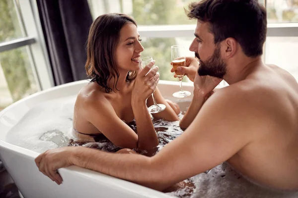 Attractive Young Boy Girl Enjoying Relaxing Bathtub Drinking Champagne — ストック写真