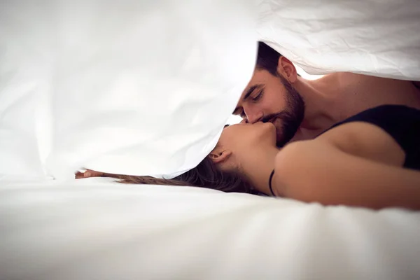 Joven Hombre Mujer Haciendo Amor Dormitorio —  Fotos de Stock