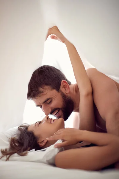 笑顔若いカップルの寝室で愛を作る — ストック写真