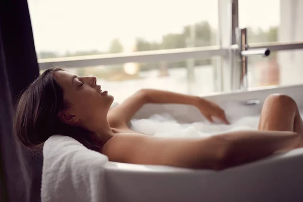 Entspanntes Junges Mädchen Liegt Badewanne — Stockfoto