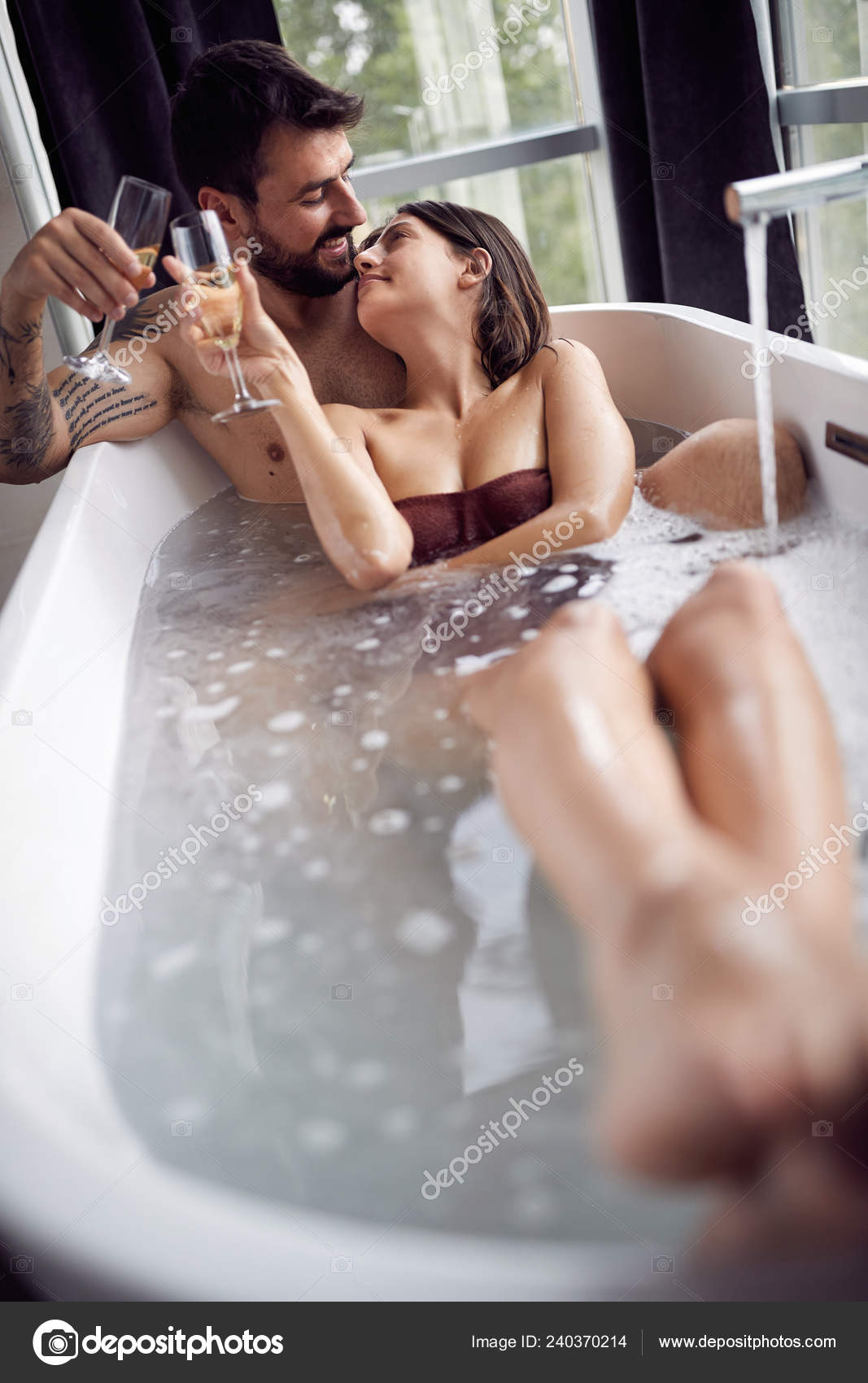 Фото пар в ванной. Пара в ванной. Мужчина и женщина в ванне. Мужчина и женщина в воной. Фотосессия пары в ванне