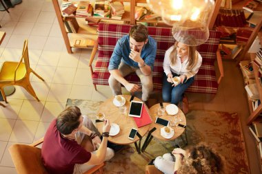 Öğrenci kafede molada genç insanlar