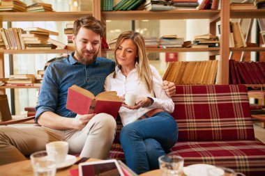 Genç çift sarılma öğrenmek birlikte kapalı