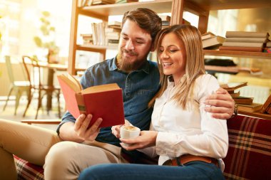 Sınavı öğrenci kulübü için kucaklama çift öğrenmek