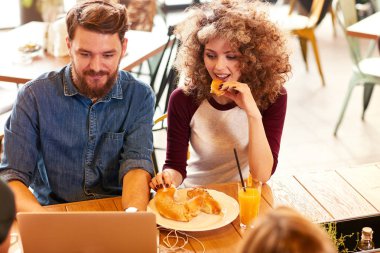 Restoranda kahvaltı saati sahip çift
