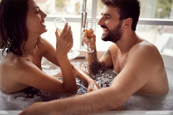 Çekici Bir Genç Adam Zevk Banyoda Rahatlatıcı Şampanya Içmek Kadın — Stok fotoğraf